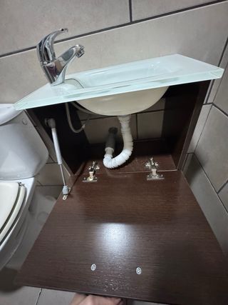 Mueble baño pequeño con espejo y grifo
