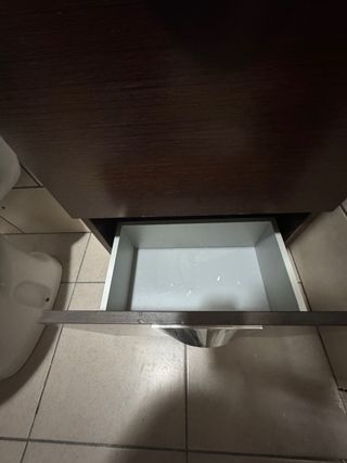 Mueble baño pequeño con espejo y grifo