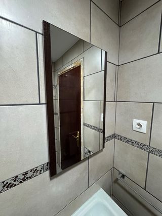 Mueble baño pequeño con espejo y grifo