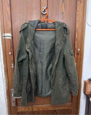 Chaqueta verde con capucha y forro de borrego