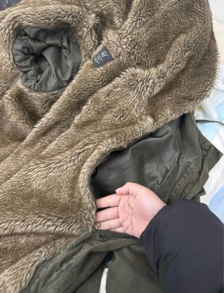 Chaqueta verde con capucha y forro de borrego