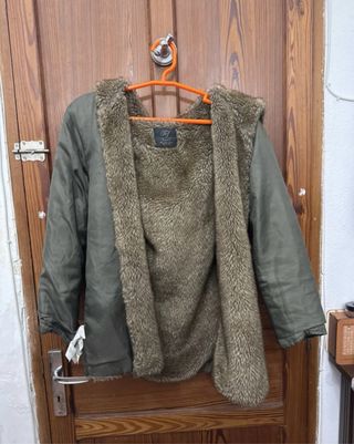 Chaqueta verde con capucha y forro de borrego