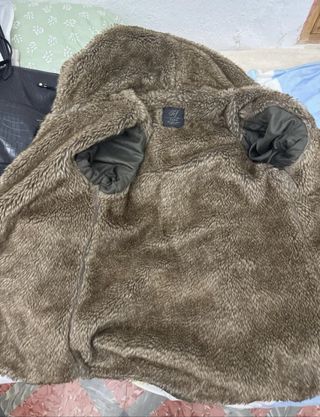 Chaqueta verde con capucha y forro de borrego