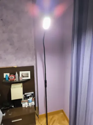 Lámpara de pie LED con mando