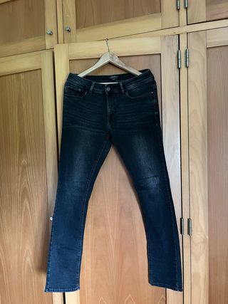 Calças de ganga homem Bershka. Cor preta