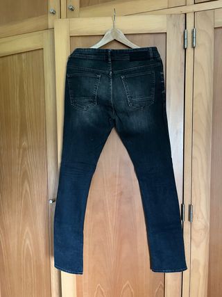 Calças de ganga homem Bershka. Cor preta