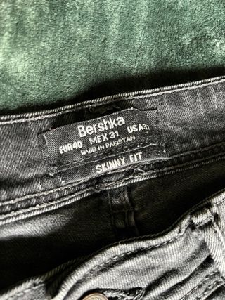 Calças de ganga homem Bershka. Cor preta