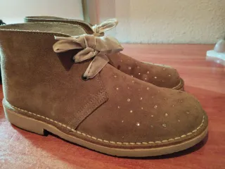 Botines ante beige con pedrería