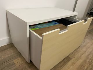 Banco de almacenaje beige y blanco