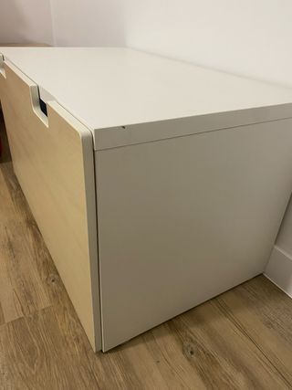 Banco de almacenaje beige y blanco