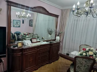 Mueble de salón con espejo grande