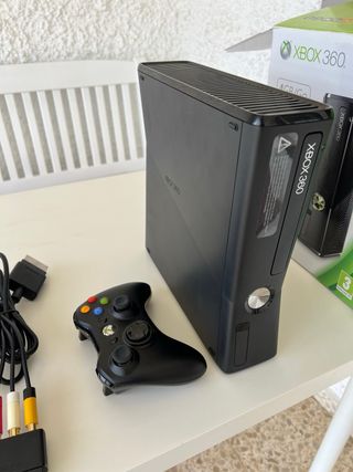 Xbox 360 Slim 4GB Negra