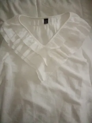 Blusa blanca con volantes