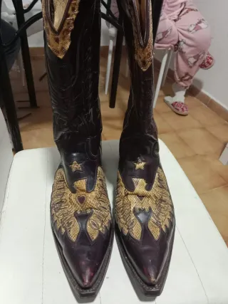 Botas camperas de cuero con águila