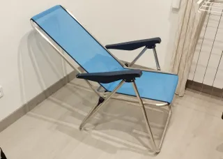 Silla de playa plegable azul y plateada