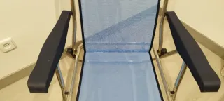 Silla de playa plegable azul y plateada