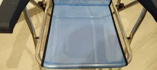 Silla de playa plegable azul y plateada