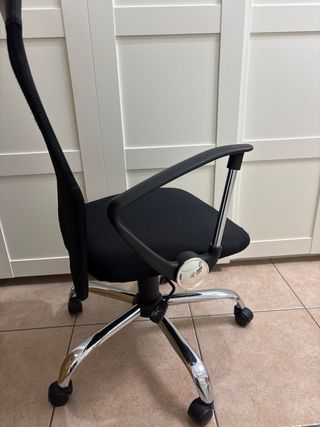 Silla de oficina con ruedas negra