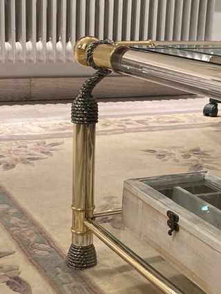 Mesa centro cristal y dorado 90x90