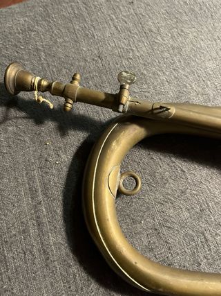 Trompeta antigua de latón