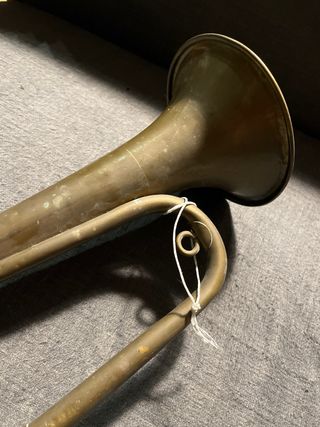 Trompeta antigua de latón