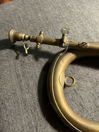 Trompeta antigua de latón