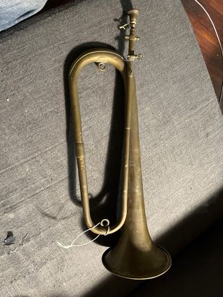 Trompeta antigua de latón