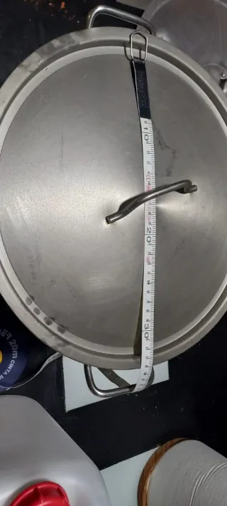 Olla grande de metal con tapa