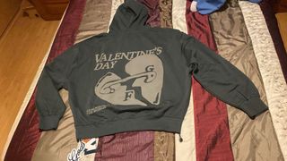 Sudadera Fake Gods San Valentín Gris