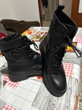 Botas militares negras con cordones