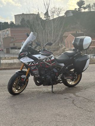 Yamaha Tracer 9 GT Negra, Blanca y Dorada