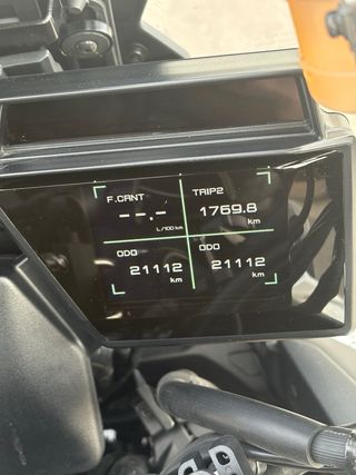 Yamaha Tracer 9 GT Negra, Blanca y Dorada