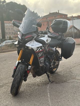 Yamaha Tracer 9 GT Negra, Blanca y Dorada