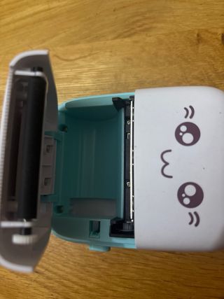 Impresora portátil blanca con orejas azules