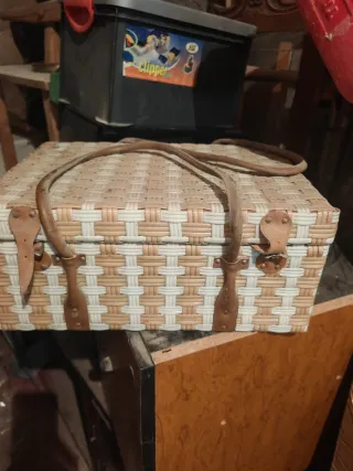 Maleta antigua mimbre floral