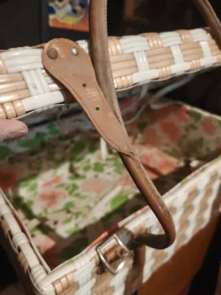 Maleta antigua mimbre floral