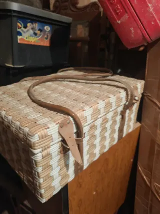 Maleta antigua mimbre floral