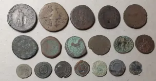 Lotto di 18 monete romane in bronzo secoli I-IV