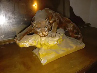 Figura de pantera en roca