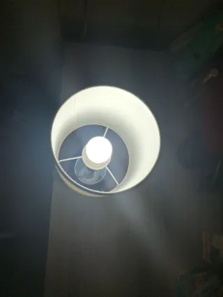 Lámpara de mesa beige