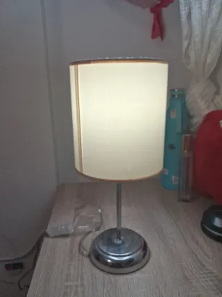 Lámpara de mesa beige