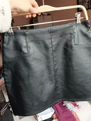 Falda cuero negra y falda cuero marrón