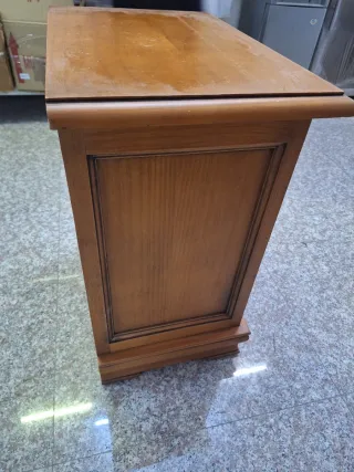 Mesita de noche provenzal de madera