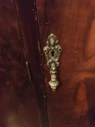 Armario de madera antiguo