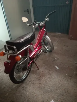 Mobylette Gran Turismo Roja.