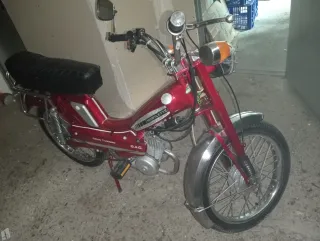 Mobylette Gran Turismo Roja.