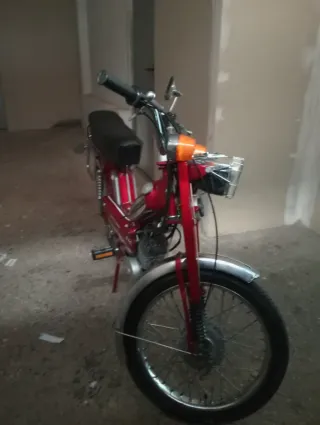 Mobylette Gran Turismo Roja.