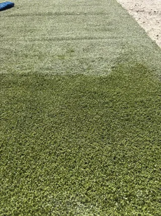 Césped artificial deportivo con raya pintada