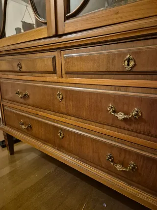 Vitrina de madera y cristal