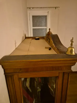 Vitrina de madera y cristal